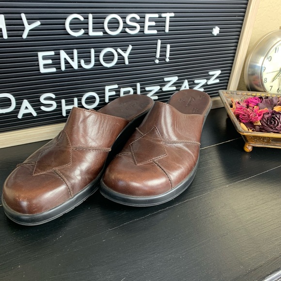 Brown Slip On Size 6 Clarks Shoe - Picture 4 of 5